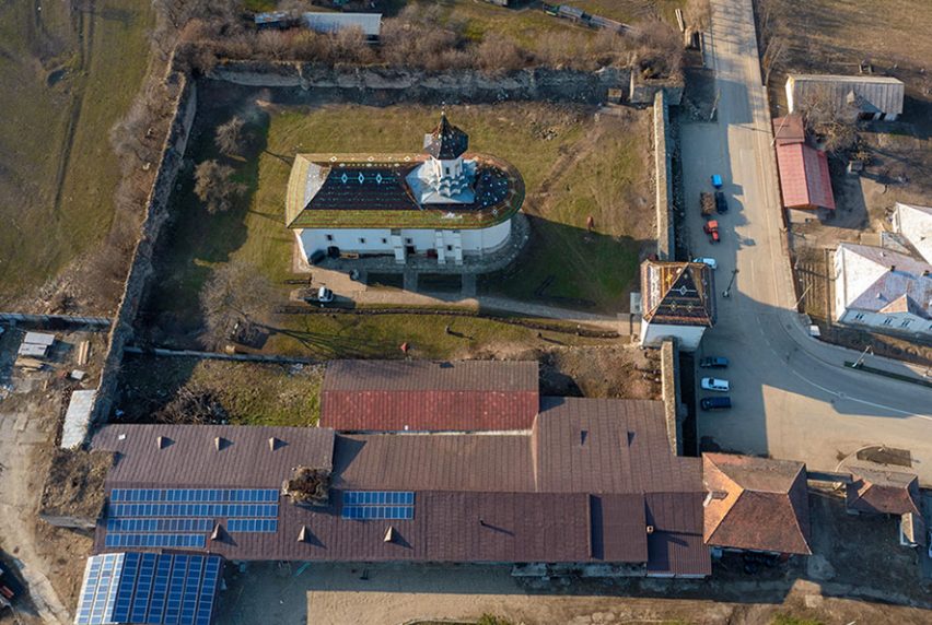 Ansamblul Mănăstirii Solca văzut din aer